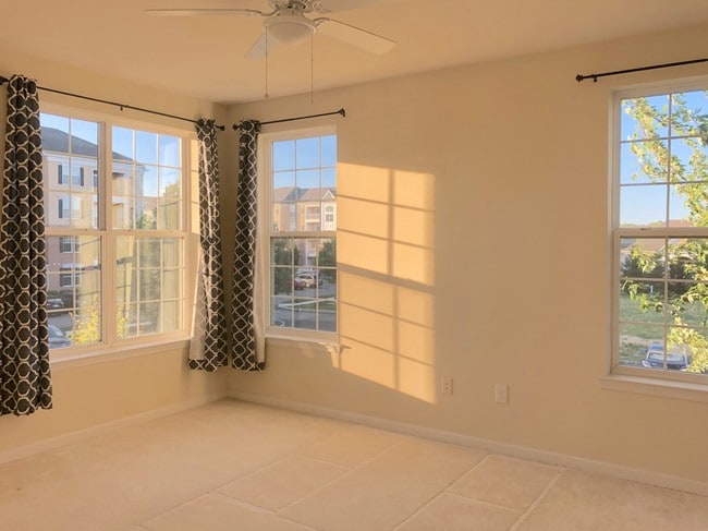 Building Photo - 1322 Sierra Dr