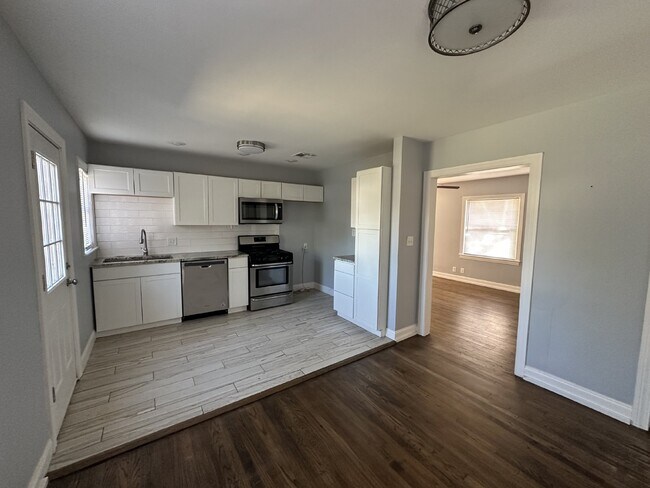 Building Photo - 3-Bed Home with Granite Countertops & Hard...
