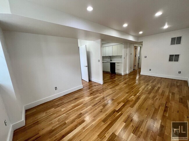 Foto del edificio - 2BR 1BA Townhouse Private Garden & In-Unit Laundry on Ocean Hill Bushwick Border