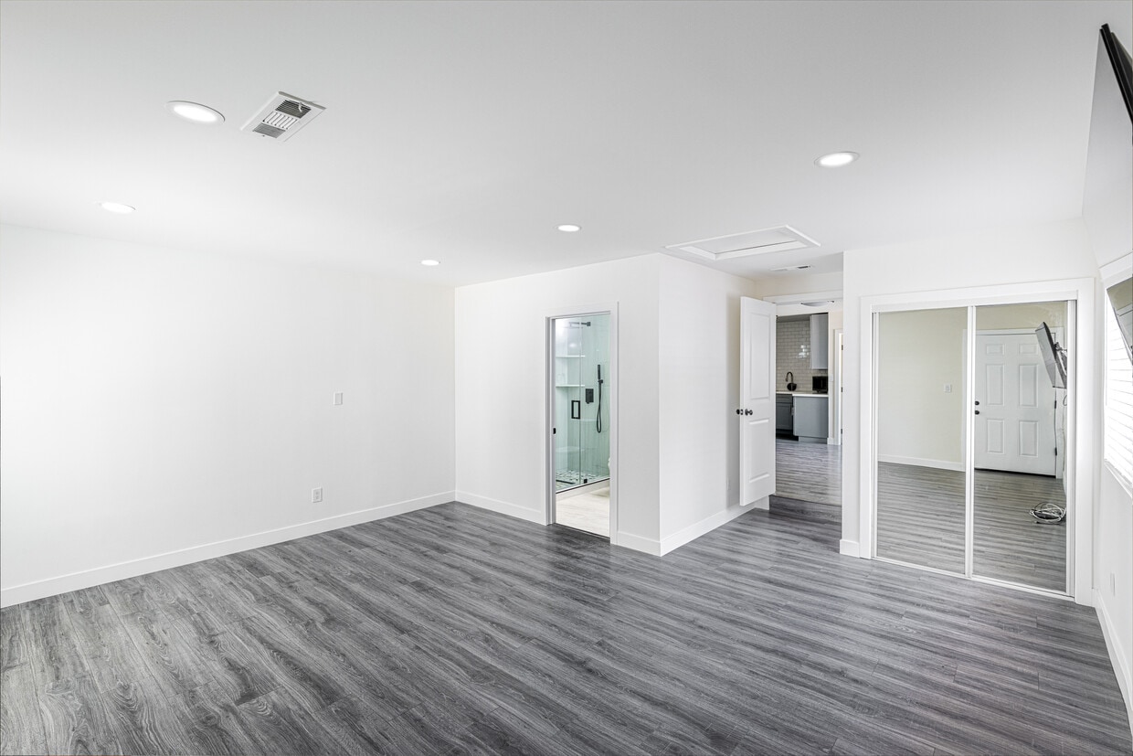 Foto principal - 8143 Hinds Ave