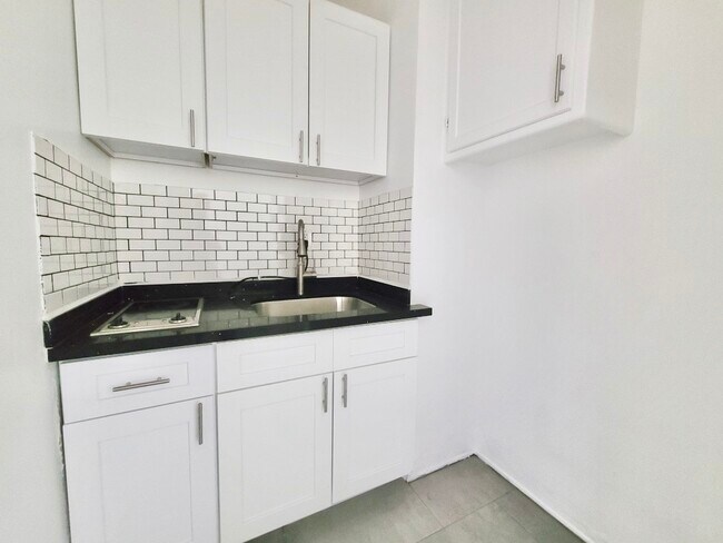 Building Photo - 851 S Kenmore Ave Los Angeles, CA 90005