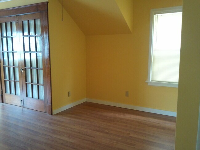 Dining Room - 60 Freund St