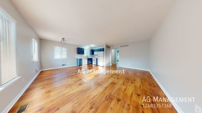 Foto del edificio - 18530 E 14 Mile Rd #1 - Gorgeous 2Bed/1Bat...