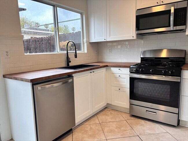 Foto del edificio - Beautifully updated 2-bedroom, 1.5-bathroom townhome located in the highly desirable Reseda area ...