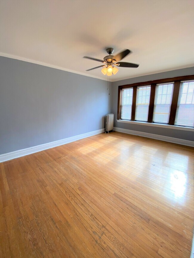Foto del edificio - 4266 W Irving Park Rd