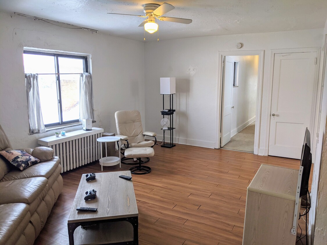 Apartment 3E: Living area - 416 Oakland Ave