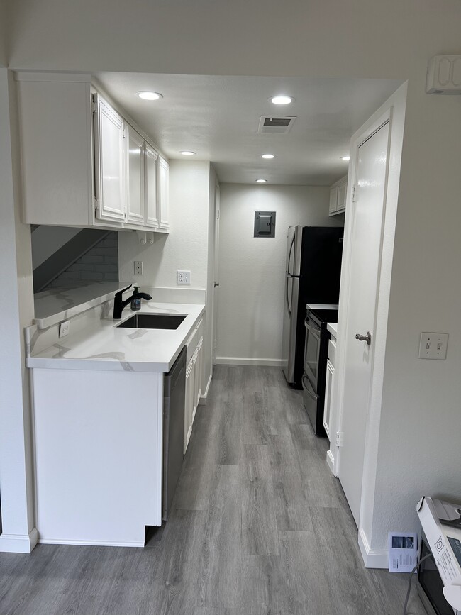 Building Photo - 4633 Via Vista Cir