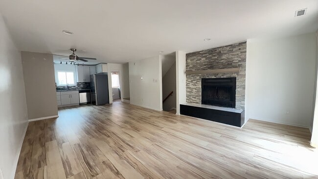 Building Photo - Spacious 2-Bedroom Condo!