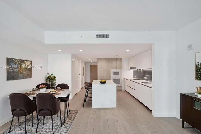 Foto del edificio - 9221 E Bay Harbor Dr