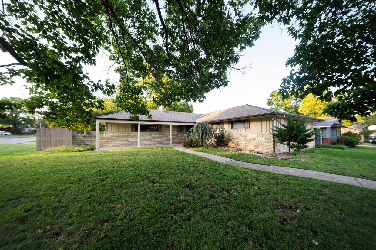 Foto principal - Mid-Century 3 Bedroom in Pine Valley Estates