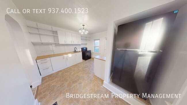 Building Photo - Cozy, updated 3 BR, 1.5 BA half double wit...