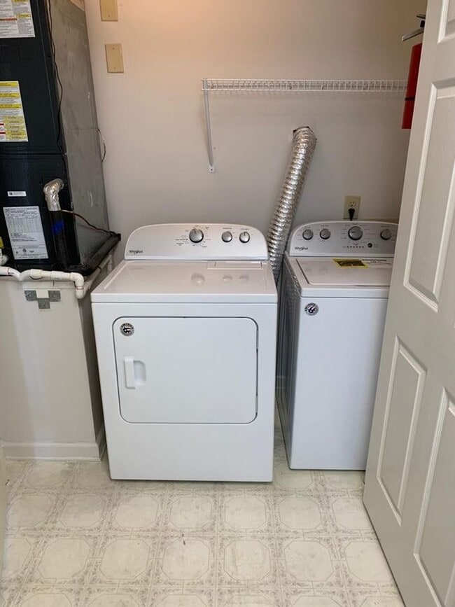 Building Photo - 2 bedroom 2 bath condo. Second Floor $1350/month