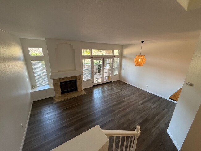 Foto del edificio - Highly Desired 3 Bedroom Townhome availabl...
