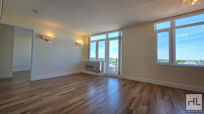 Foto del edificio - Top-Floor 1-Bedroom with Private Balcony & Manhattan Skyline Views!