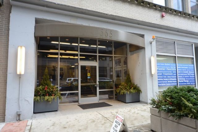 Foto del edificio - 565 W Quincy St