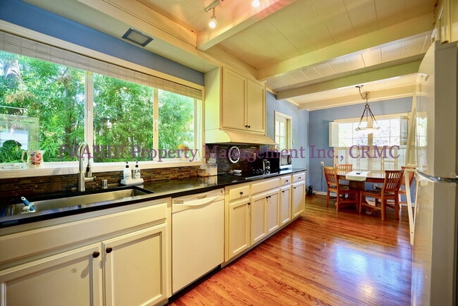 Building Photo - Tudor Style Home Just Steps from Memorial ...
