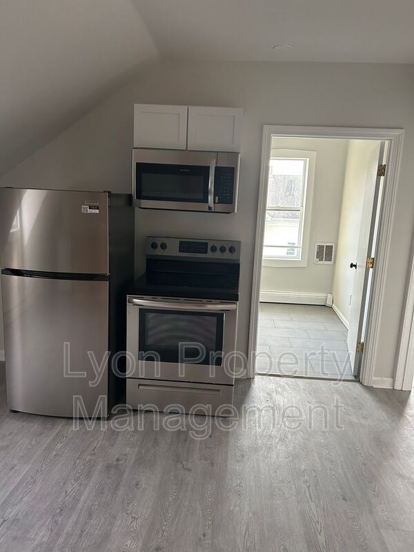 Foto del edificio - 111-113 Sayles Avenue