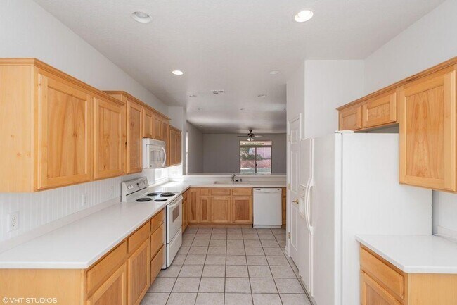 Building Photo - Great 3 bed 2 bath in Coral Canyon-Pet Fri...