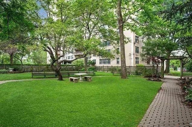 Foto del edificio - 10 Huron Ave