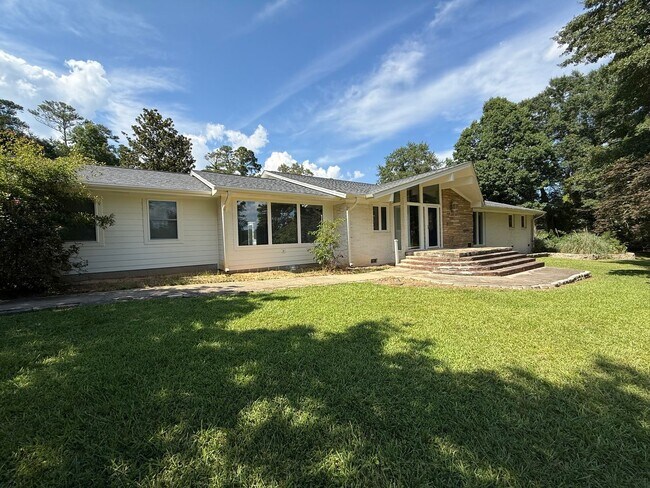 Building Photo - Newly Remodeled Ranch-Style 4BD, 3.5BA Ral...