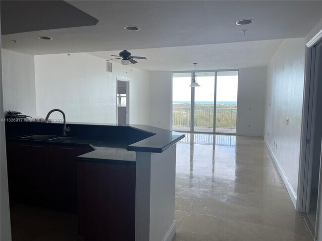 Foto del edificio - 15051 Royal Oaks Ln