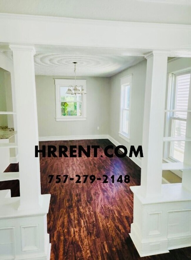Building Photo - Amazing 4 Bedroom 2 Bathroom 3 Level Singl...