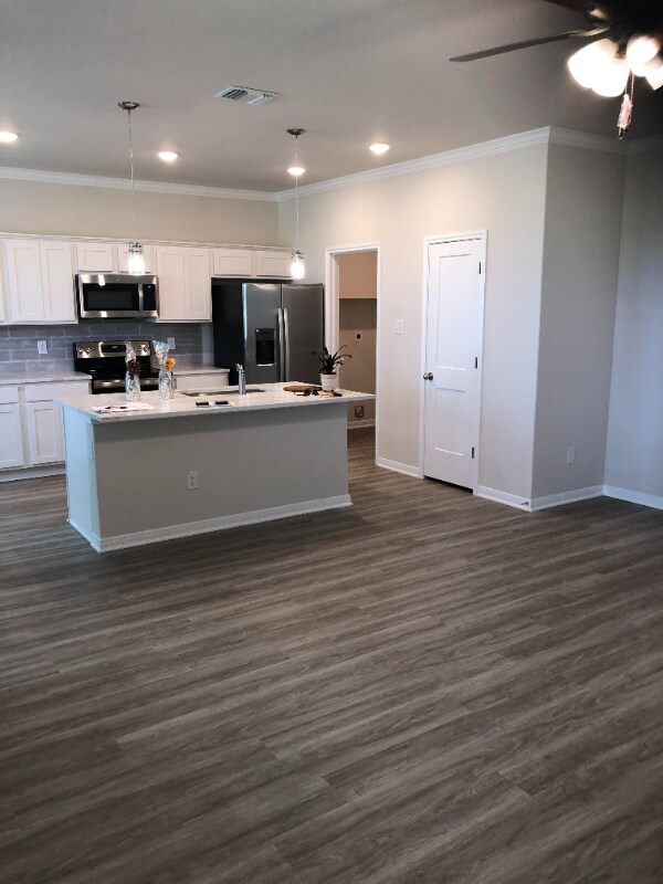 Building Photo - 708 La Parra Bend