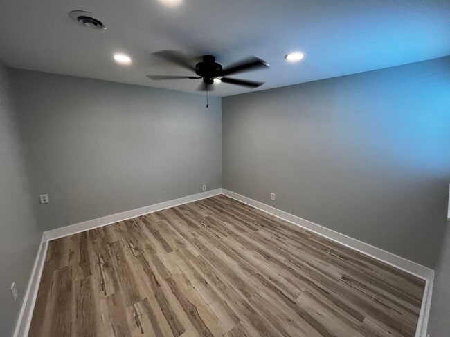 Building Photo - 4Bed/3Bath Renovated Student friendly housing