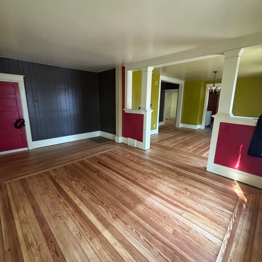 La sala de estar se convierte en comedor - 1009 SW Fillmore St