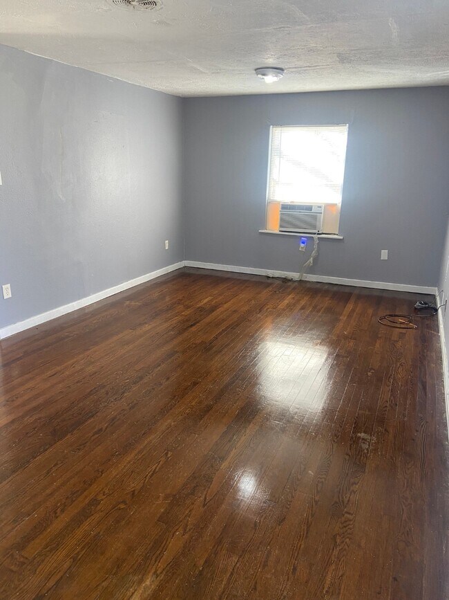 Foto del edificio - 5250 Kingsbury St