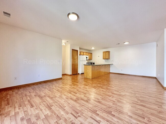 Foto del edificio - Spacious 2 Bed Condo with Attached Garage
