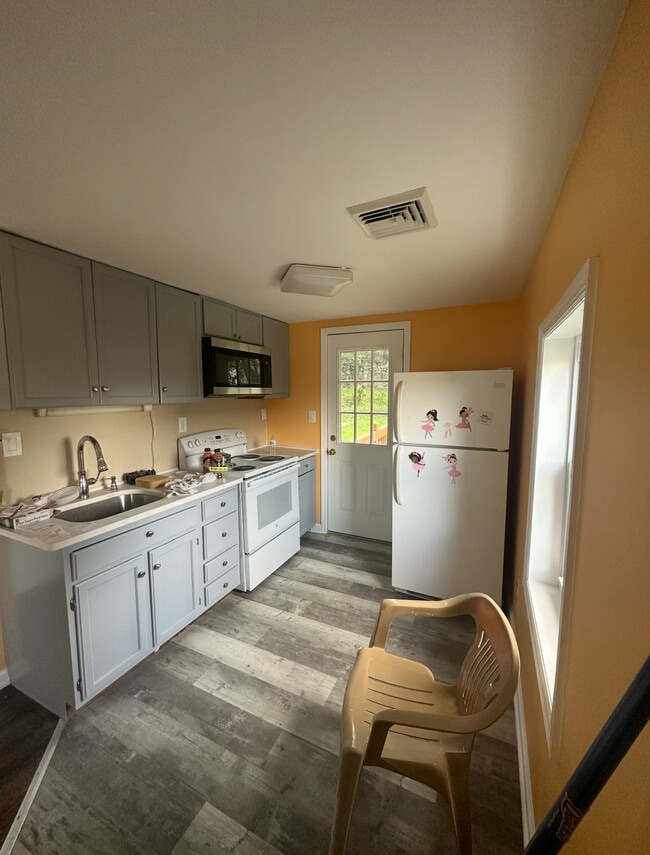 Kitchen - 95 Thompson Ave