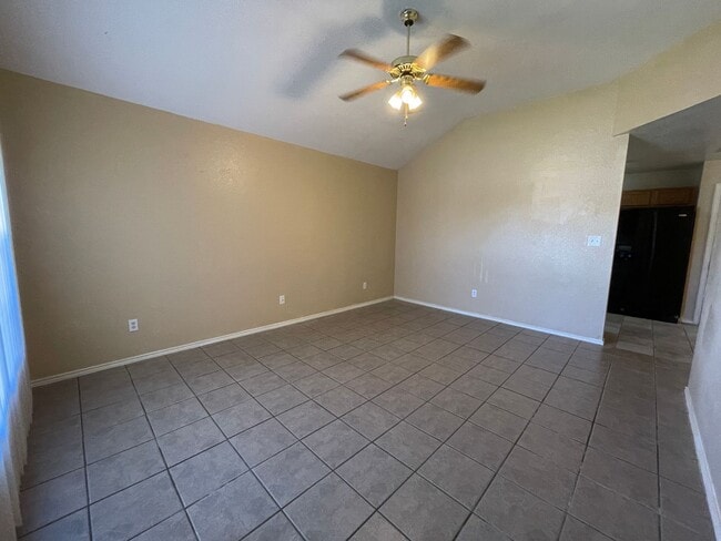 Foto del edificio - 5000 John David Dr