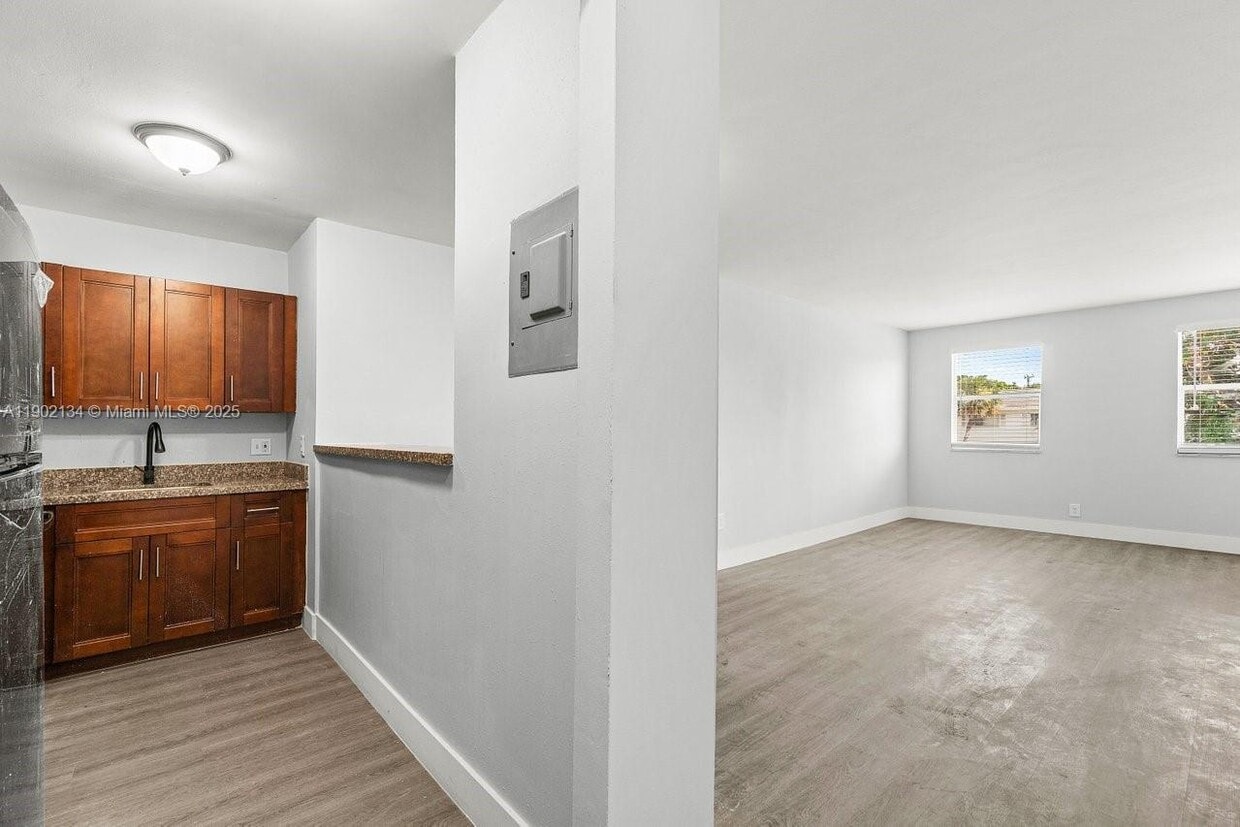 Primary Photo - 1530 Crescent Cir