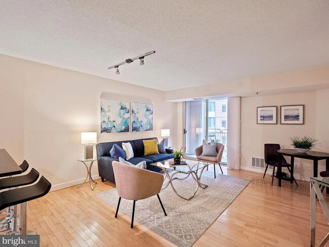 Sala de estar: ¡la lámpara del techo ha sido renovada! - 7500 Woodmont Ave