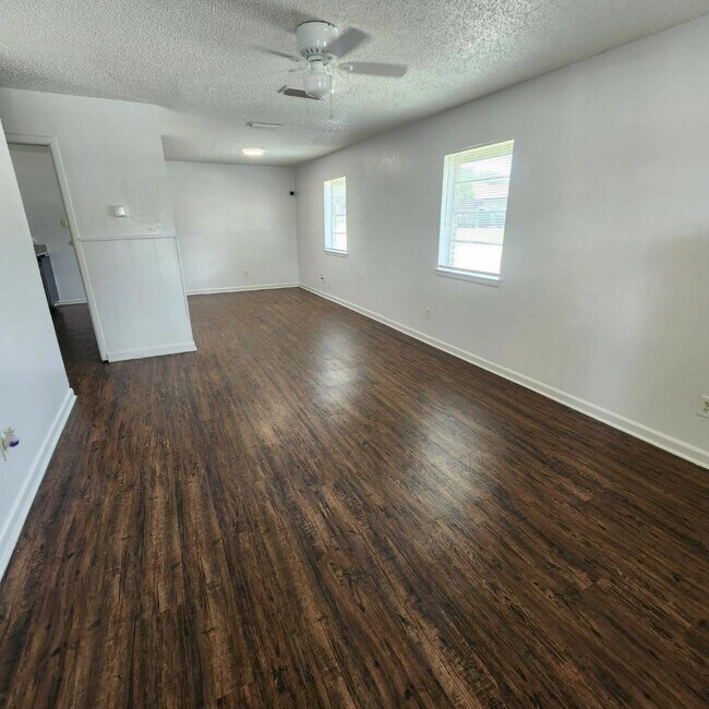 Foto del edificio - 2417 Lakeshore Dr