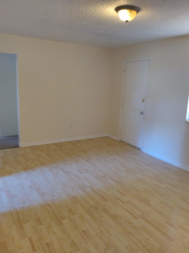 Building Photo - 104 Hoyt Ln