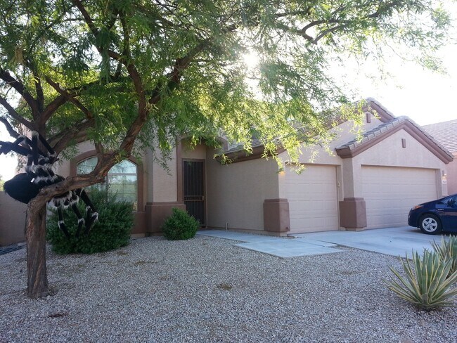 Entrada principal con garaje para tres coches. - 18620 West Sweet Acacia Drive