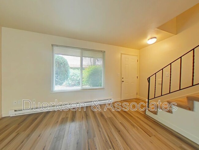 Foto del edificio - 120 NE Conifer Blvd