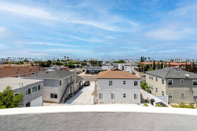 Building Photo - 607 S Gertruda Ave