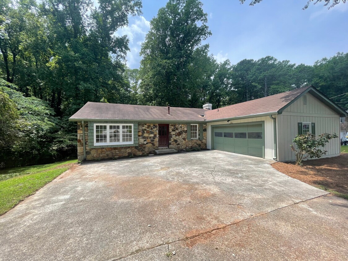 ample parking - 35 Simpson Dr NE