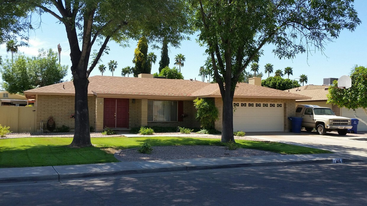 Foto principal - 1305 E Watson Dr