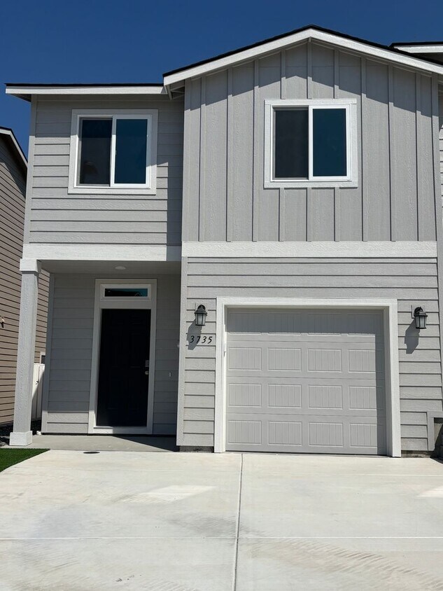 Foto principal - Brand New Corner Townhome!
