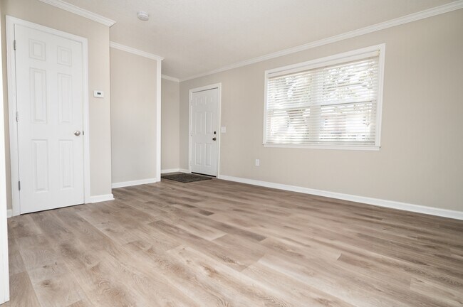 Building Photo - 415 Parkdale Dr
