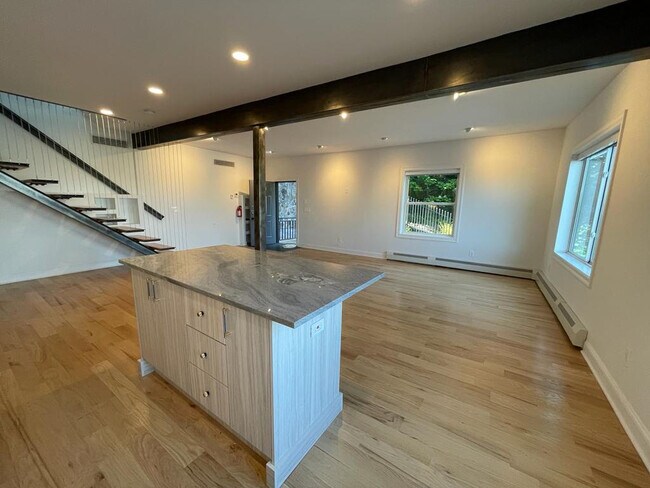Building Photo - 9009 Riverside Pl