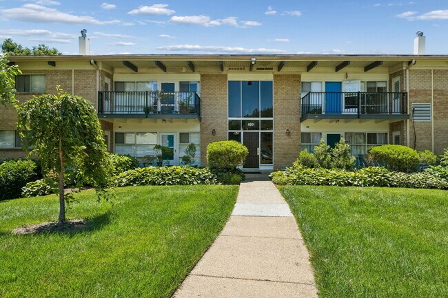 Foto del edificio - Location, Location, Location! Move-in ready, Offers 2 beds and 1 bed