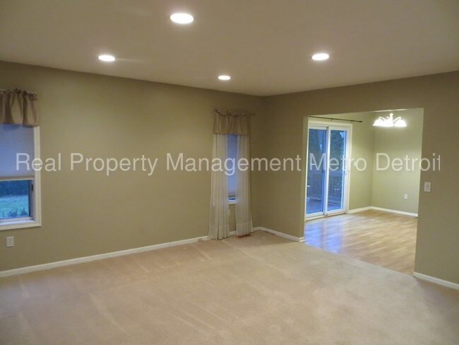 Building Photo - Spacious Ranch!