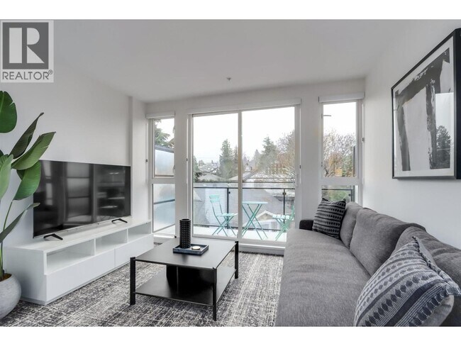 Photo du bâtiment - 422 E 3rd St