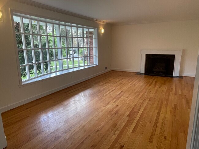 Foto del edificio - 7001 Longwood Dr