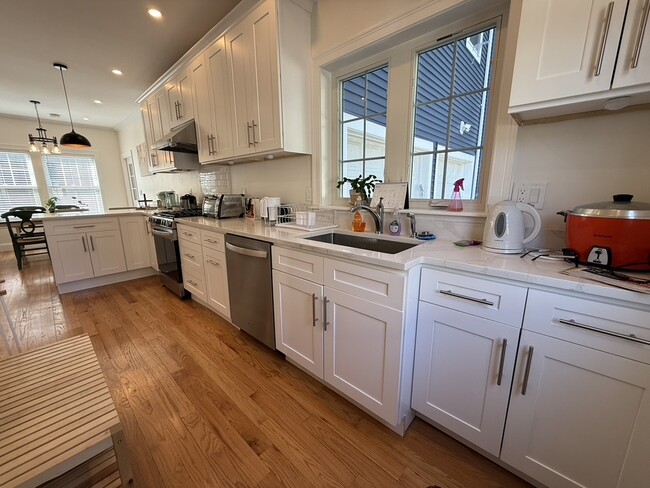 Building Photo - 82 Sharon St